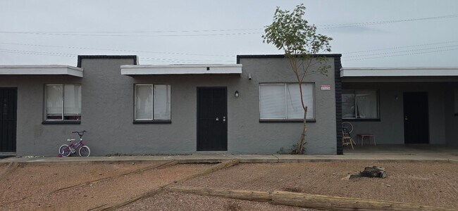 827 E Hazel Dr Phoenix, AZ 85042 photo 2
