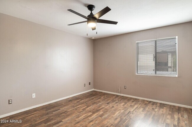 8841 North 8th St Phoenix, AZ 85020 photo 4