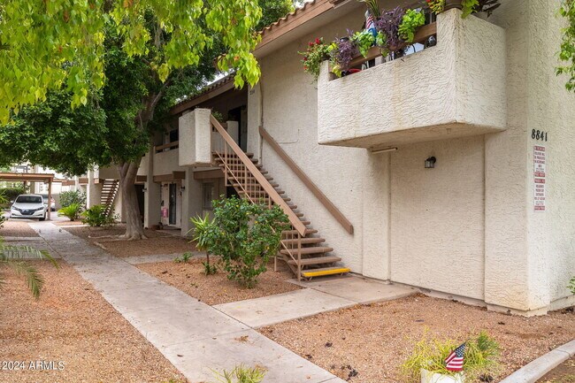 8841 North 8th St Phoenix, AZ 85020 photo 2
