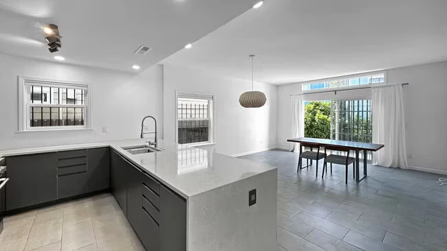1717 Chase St Oakland, CA 94607 photo 2