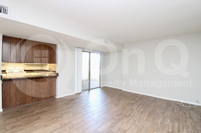 3127 S Fairfield Dr Tempe, AZ 85282 photo 5