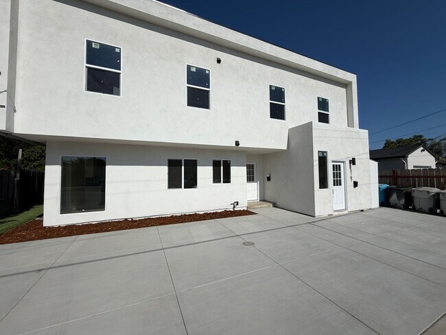 5165 Ewing St San Diego, CA 92115 photo 2