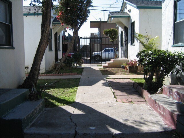 4368 Maple St photo 2