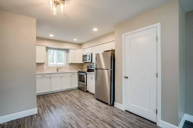 318 E Vine Cir Mesa, AZ 85210 photo 3
