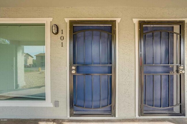 318 E Vine Cir Mesa, AZ 85210 photo 2