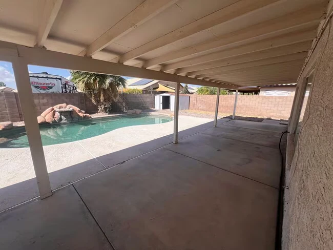 10821 W Royal Palm Rd Peoria, AZ 85345 photo 2