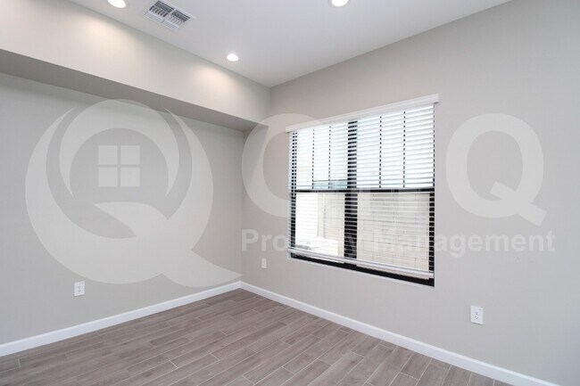 4811 E Village Dr Scottsdale, AZ 85254 photo 4