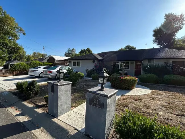 1655 Merian Dr photo 4