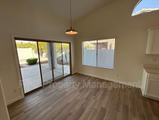 14592 W Crocus Dr Surprise, AZ 85379 photo 4