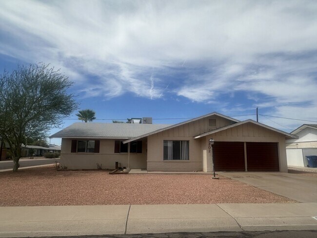 1202 E Broadmor Dr Tempe, AZ 85282 photo 2