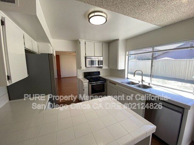 3066 Vesuvia Way San Diego, CA 92139 photo 4