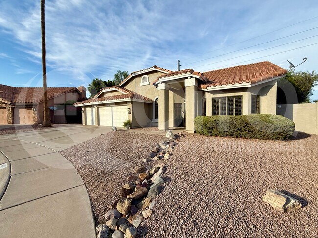 401 S Tiago Dr Gilbert, AZ 85233 photo 2