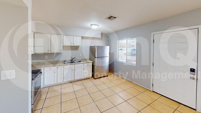 9011 S 8th Pl Phoenix, AZ 85042 photo 3