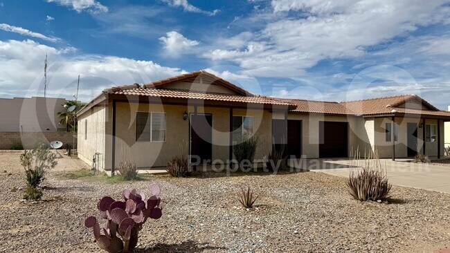 8210 W Concordia Dr Arizona City, AZ 85123 photo 2