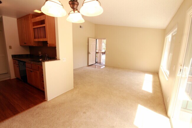 4075 Rosenda Ct San Diego, CA 92122 photo 2