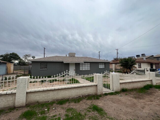 2233 E Wood St Phoenix, AZ 85040 photo 2