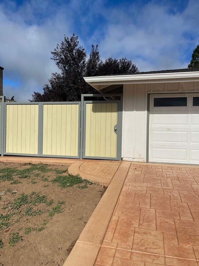 7563 Laurel Dr Gilroy, CA 95020 photo 2