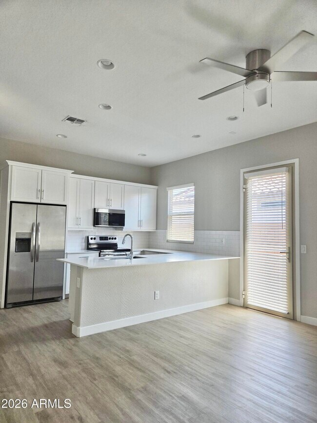 2568 E Kingbird Dr photo 2