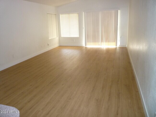 9139 W Canyon Dr Peoria, AZ 85382 photo 3