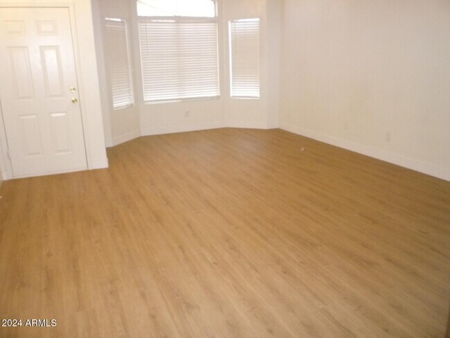 9139 W Canyon Dr Peoria, AZ 85382 photo 2
