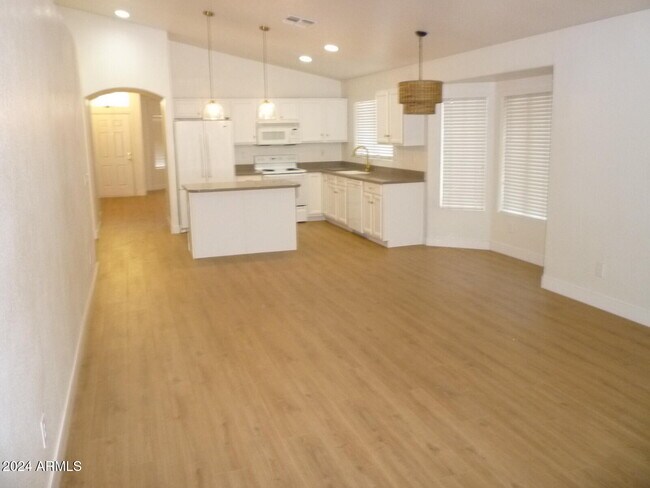 9139 W Canyon Dr Peoria, AZ 85382 photo 5