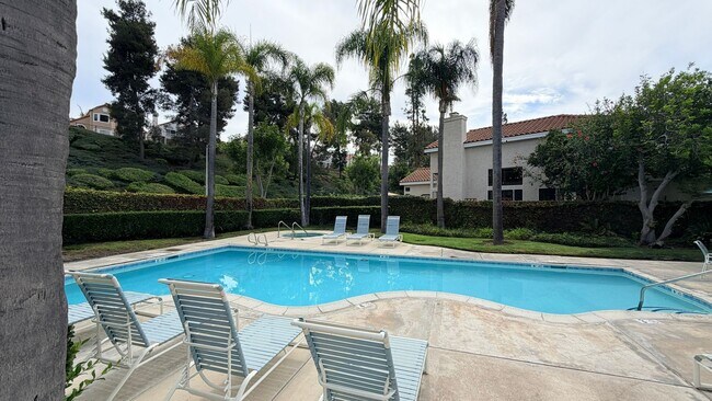 1086 Almeria Ct photo 4