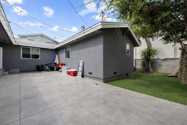 Massive 8 Bed / 4 Bath Home On Mary Lane - 2 Kitchens! Private Yard, Driveway, 8 Parking Permits Available! photo 3