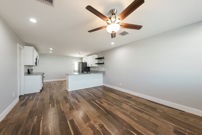4653 S 38th Dr Phoenix, AZ 85041 photo 4
