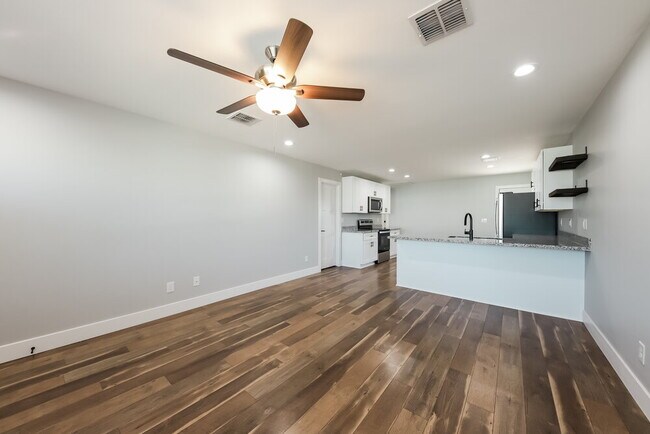 4653 S 38th Dr Phoenix, AZ 85041 photo 5