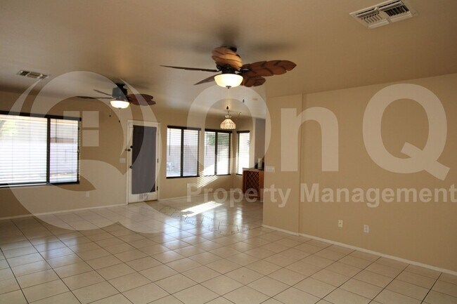4743 E Lavender Ln Phoenix, AZ 85044 photo 4