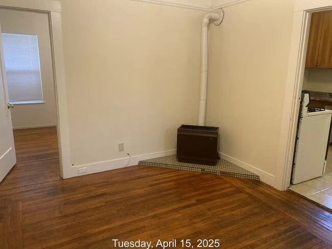 437 Douglas St photo 3