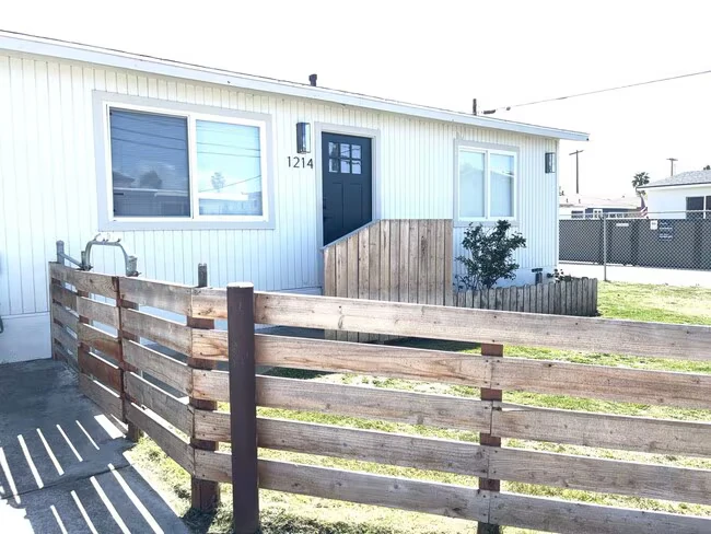 1214 13th St Imperial Beach, CA 91932 photo 3