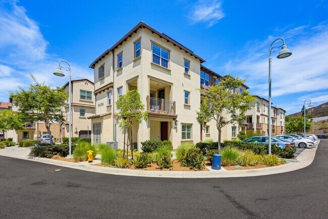 956 Blackstone Dr
