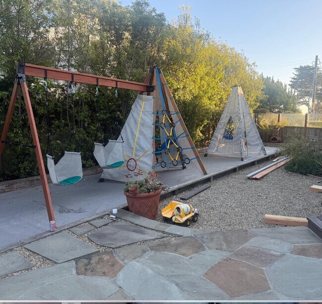 139 Madrona Ave El Granada, CA 94018 photo 2