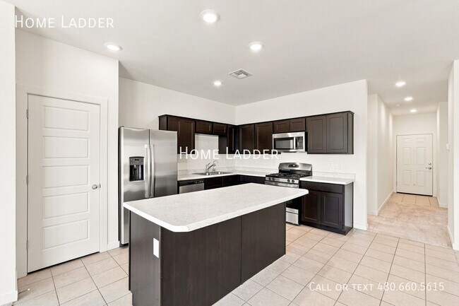 2528 N Coolidge Ave photo 3