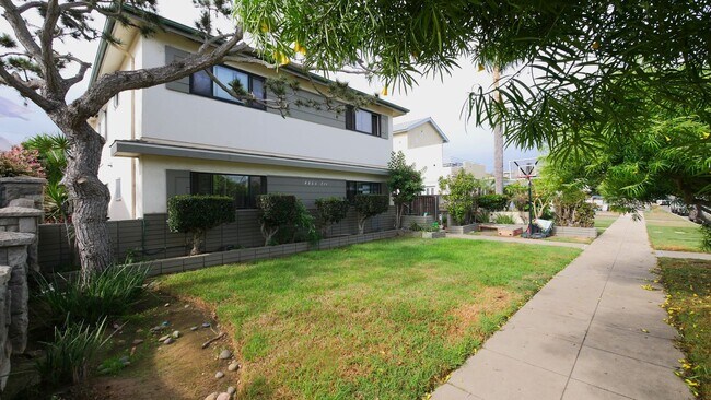 4867 1/2 Del Mar Ave San Diego, CA 92107 photo 2