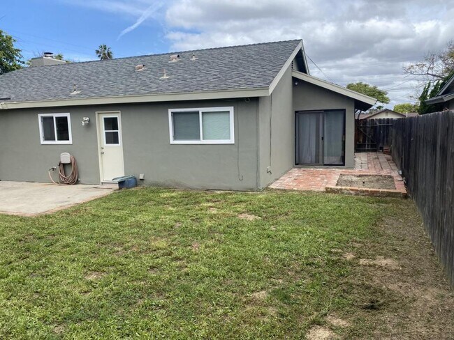 4911 Diane Pl San Diego, CA 92117 photo 2
