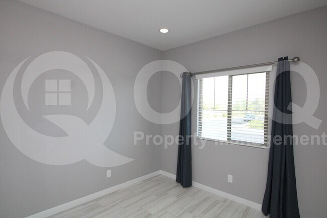 2772 E Tonto Ln Phoenix, AZ 85050 photo 5