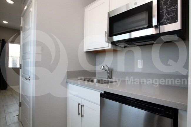 2772 E Tonto Ln Phoenix, AZ 85050 photo 4