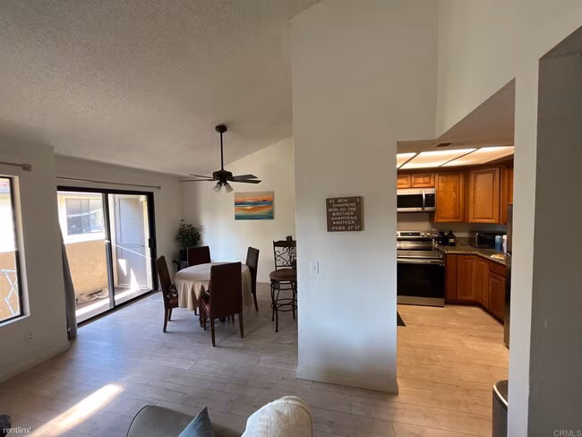 956 Lupine Hills Dr Vista, CA 92081