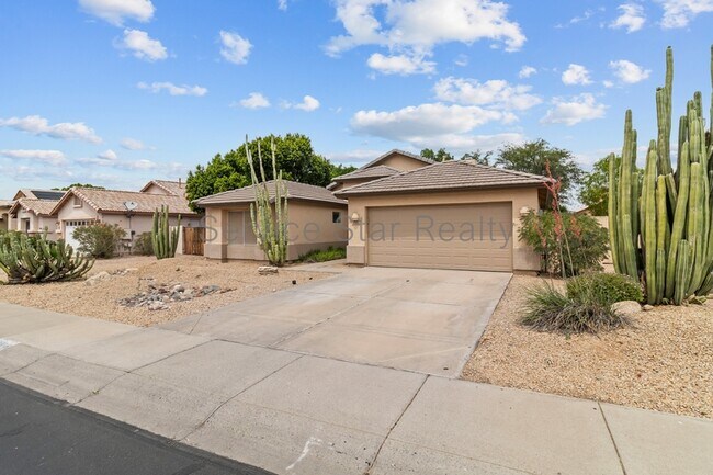 8368 W Paradise Dr Peoria, AZ 85345 photo 2