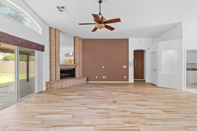 8368 W Paradise Dr Peoria, AZ 85345 photo 5