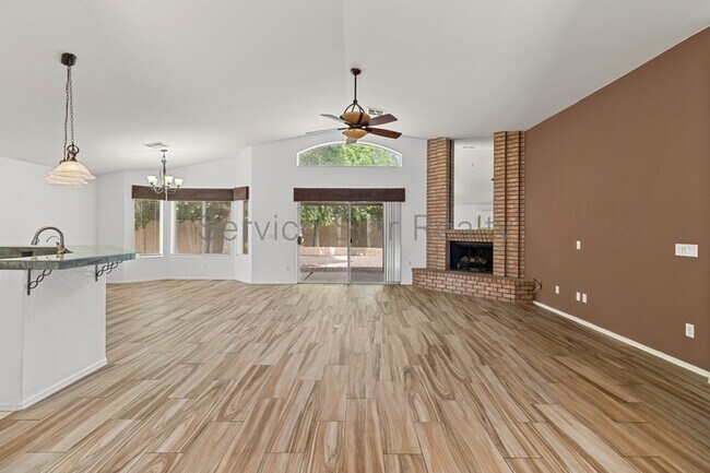8368 W Paradise Dr Peoria, AZ 85345 photo 4