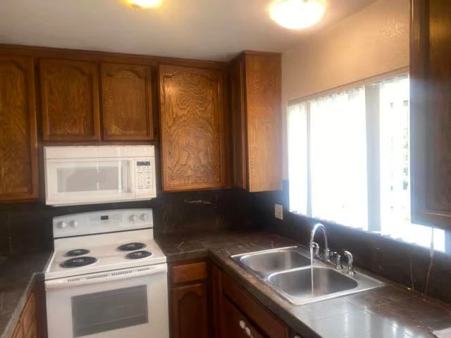 390 E Madison Ave El Cajon, CA 92020 photo 2