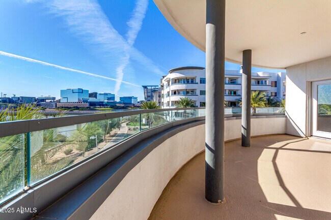 945 E Playa Del Norte Dr Tempe, AZ 85288 photo 2
