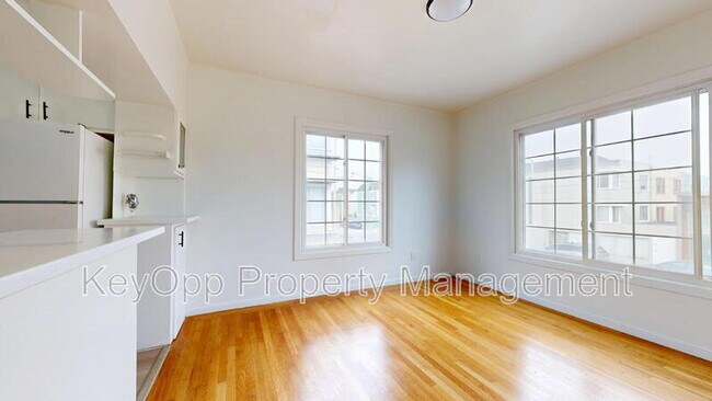 2BR/1BA Single Family House on Judah St · San Francisco photo 5