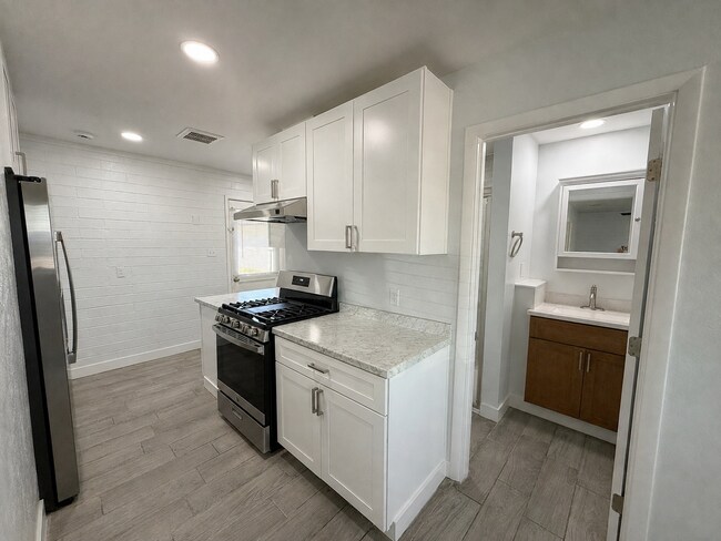 2206 W Vista Ave photo 2