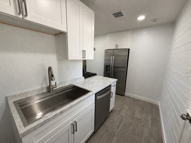 2206 W Vista Ave photo 4