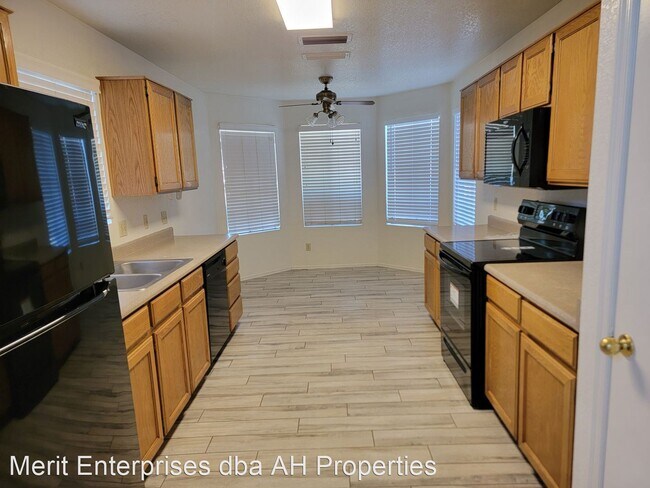 6710 N 86th Ln Glendale, AZ 85305 photo 5