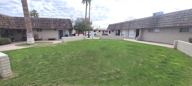 330 N Comanche Dr Chandler, AZ 85224 photo 2